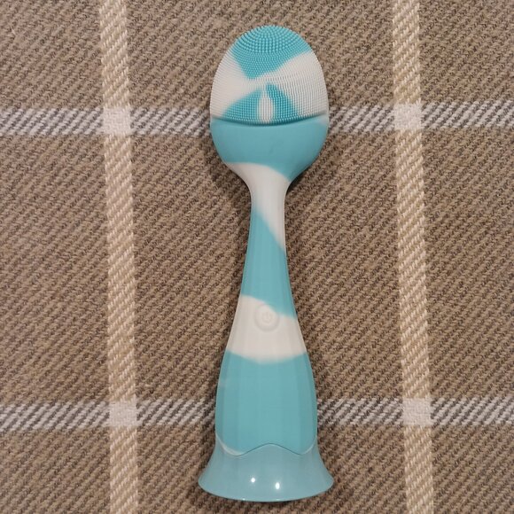 'blushly' Silicone Facial Cleansing Brush (Item #SILFACBRU) - Picture 2 of 5